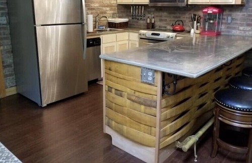 Friendly Apartment | Speakeasy Studio w Kitchen & Laundry in the Friendly Neighborhood