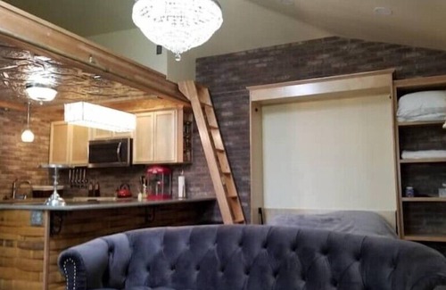 Friendly Apartment | Speakeasy Studio w Kitchen & Laundry in the Friendly Neighborhood