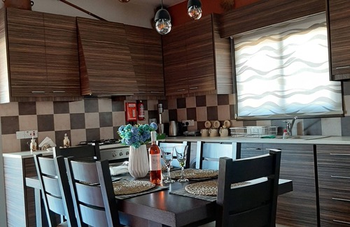 Pentalia House | Special amenities as outdoor hot tub, BBQ and Fireplace.