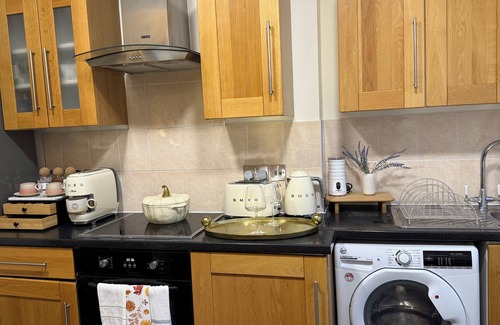 Royal Tunbridge Wells Apartment | Special king size bed in 3 bedroom flat in the heart of Tunbridge wells