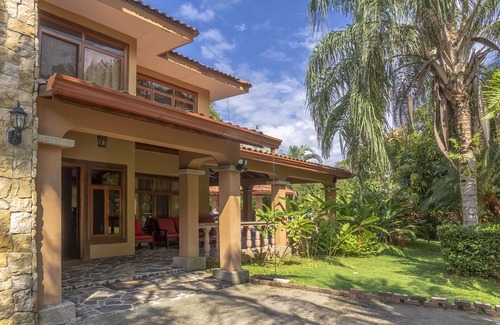 Villas Xihu House | Spectacular 4/5 Bedroom 3.5 Bath 15 Minute walk to the Beach - Sleeps 15 - Pool!