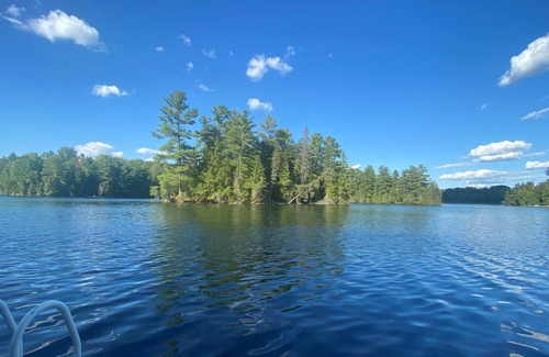 Wollaston House | Spectacular 4 season cottage on Finnegan Lake!