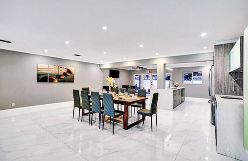 South Lake Villa | Spectacular 5BR/5BA Villa in Hollywood Lakes
