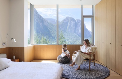 Squamish House | Spectacular architectural home immersed in nature with luxury furnishings.