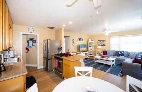 Mission Beach House | Spectacular Beach Cottage, Seconds to shore!
