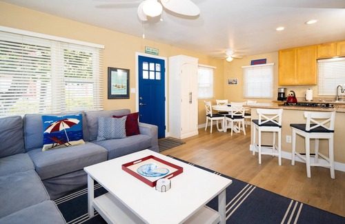Mission Beach House | Spectacular Beach Cottage, Seconds to shore!