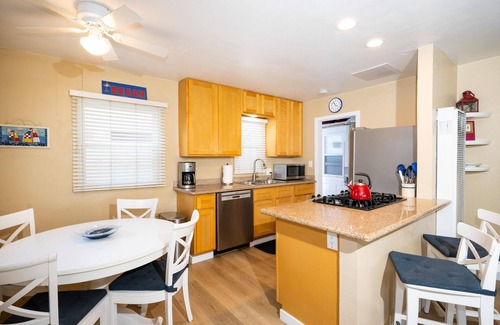 Mission Beach House | Spectacular Beach Cottage, Seconds to shore!