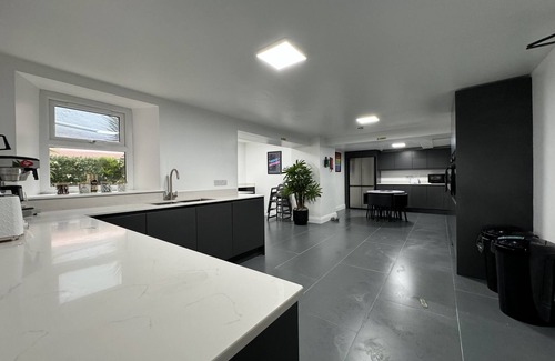 Bude House | Spectacular beach front luxury house, sleeps 22+nn