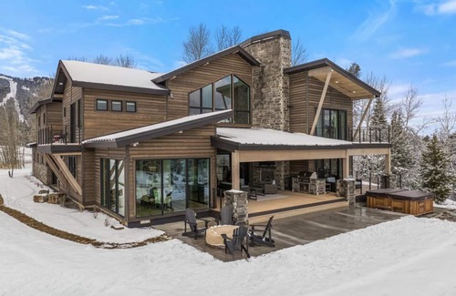 Tamarack House | Spectacular Estate Home with Hot Tub and Sauna