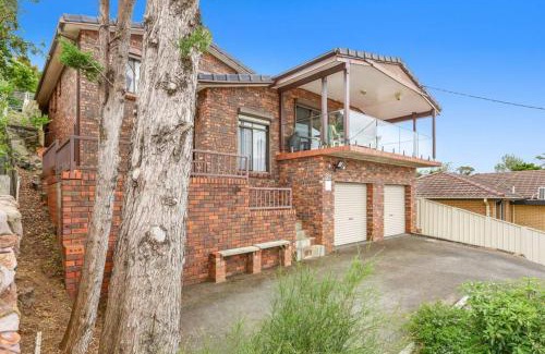 Lake Heights House | Spectacular Lake and Ocean View Holiday Home