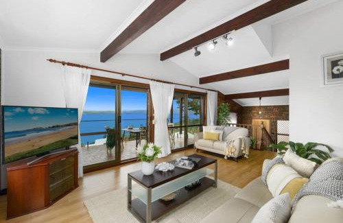 Lake Heights House | Spectacular Lake and Ocean View Holiday Home