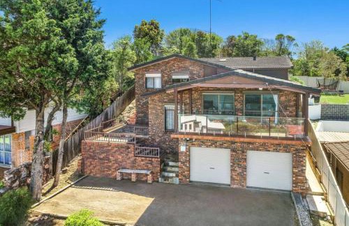 Lake Heights House | Spectacular Lake and Ocean View Holiday Home