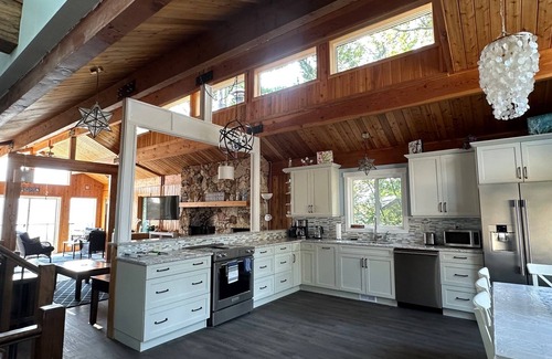 East Kootenay House | Spectacular Lake View Home, Private Hot Tub, 7 Bdrm, 5 Bath