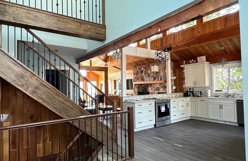 East Kootenay House | Spectacular Lake View Home, Private Hot Tub, 7 Bdrm, 5 Bath