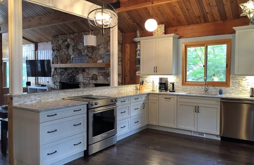 East Kootenay House | Spectacular Lake View Home, Private Hot Tub, 7 Bdrm, 5 Bath