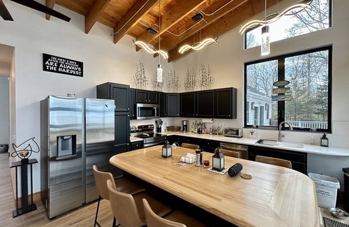 Silver Creek Cottage | Spectacular Lakehouse on water. Family friendly-lots of room. Close to Beaches!
