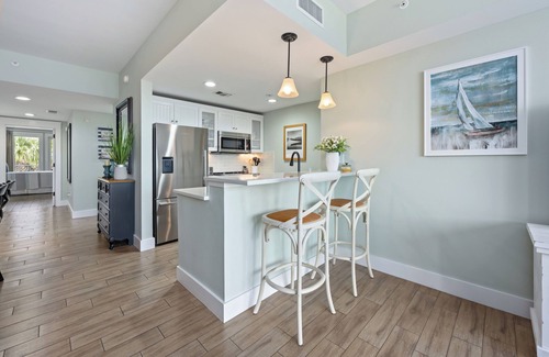 Sandestin Condo | Spectacular Market Street Inn Condo at Baytowne Wharf Village with Golf Cart!