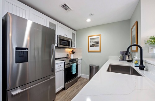 Sandestin Condo | Spectacular Market Street Inn Condo at Baytowne Wharf Village with Golf Cart!