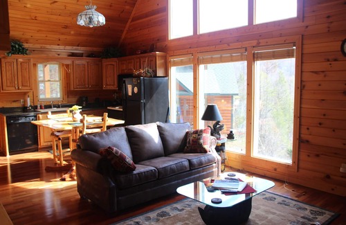 Gatlinburg Cabin | Spectacular MTN Views, Minutes to Gatlinburg, Hot Tub, WIFI, Pool Table