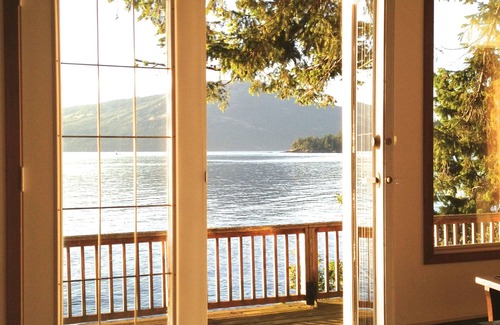 Sidney Cottage | Spectacular ocean views. Private beach. Abundant Wildlife. Winter stormwatching!