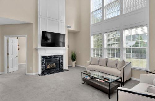 Provincetowne House | Spectacular Singe-Family Home with Pool & Amenities