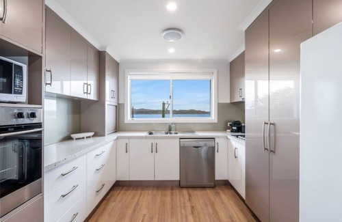 Sandy Bay Apartment | Spectacular View Modern Comfort
