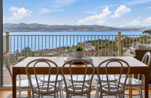 Mount Nelson House | Spectacular Views - 4 Bedroom House - Free Parking - Free WIFI