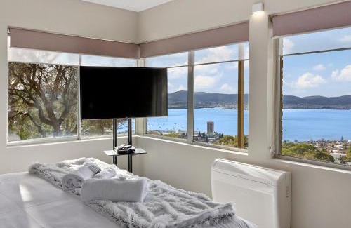 Mount Nelson House | Spectacular Views - 4 Bedroom House - Free Parking - Free WIFI