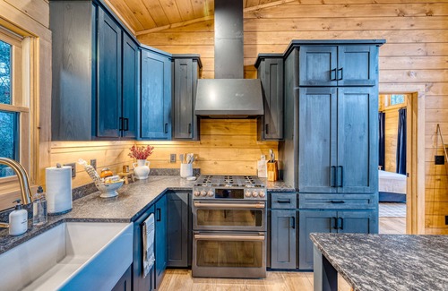 Epworth House | Spectacular Views - Golden Tee - Shuffle Board - Hot Tub - 4 King Rooms
