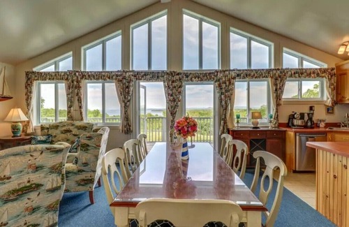 South Hero House | SPECTACULARLY SCENIC ISLAND ESTATE WITH HOTEL AMENITIES