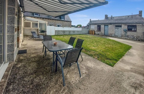 La Meaugon House | Spend a relaxing time in the beautifully located cottage.