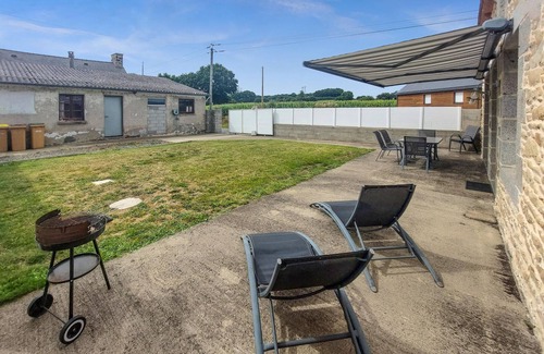 La Meaugon House | Spend a relaxing time in the beautifully located cottage.