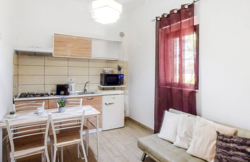 Gizzeria Apartment | Spend a relaxing vacation in this charming vacation apartment very close to the beach.