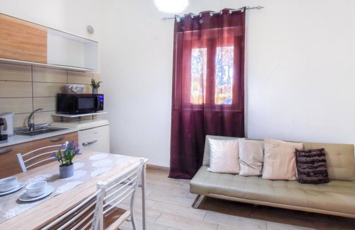 Gizzeria Apartment | Spend a relaxing vacation in this charming vacation apartment very close to the beach.