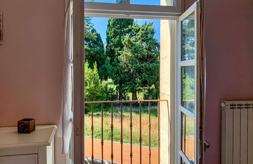 Rognonas House | Spend a wonderful time in this charming property with wonderful garden.