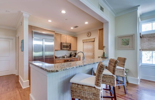 Beach District Condo | Spend Fall by the Beach! Beach District - Beachside! Close to it all! Screened-in Porch!