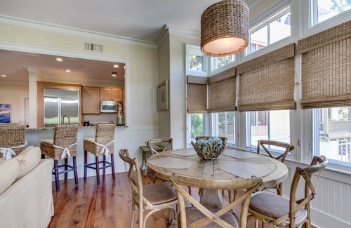 Beach District Condo | Spend Fall by the Beach! Beach District - Beachside! Close to it all! Screened-in Porch!
