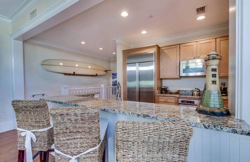 Beach District Condo | Spend Fall by the Beach! Beach District - Beachside! Close to it all! Screened-in Porch!