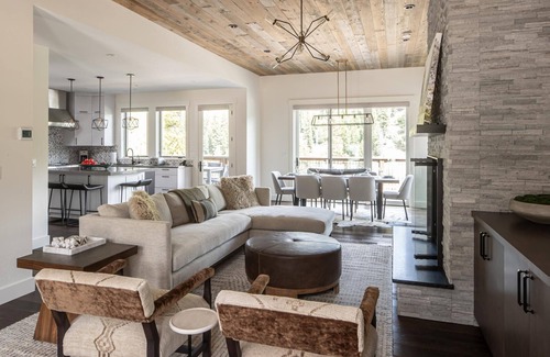 Spanish Peaks Cabin | Spend the Holidays in Big Sky! Luxury Ski-in/Ski-out Spanish Peaks Cabin with Hot Tub! Fireplace!