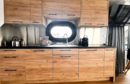 Municipality of Uitgeest House | Spend the night on a houseboat with a view of the Uitgeester lake.