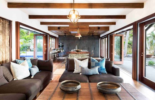 Mowbray House | Spice at Oak - Absolute beachfront with private pool