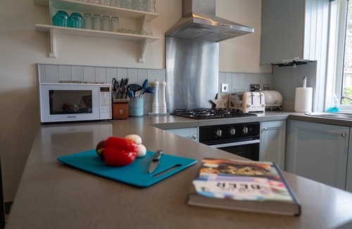 Treator House | SPINDRIFT, Padstow, peaceful, views, parking - 10min walk to harbour