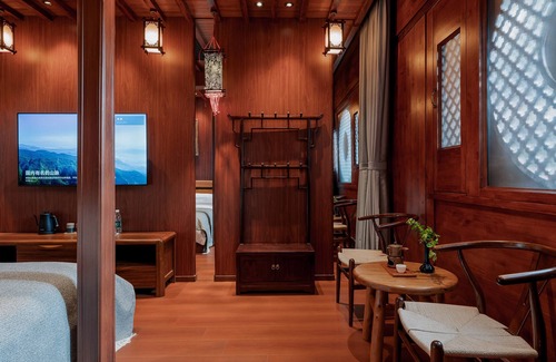 Xiaguan Hotel | Spirited Silky Inn