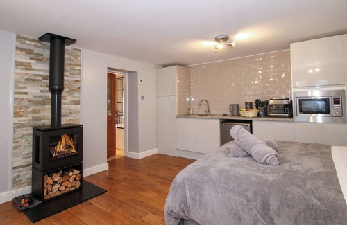 Sugnall Cottage | Spitfire Lodge