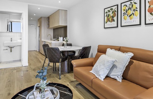 Footscray Apartment | Splendid 2-Bed Apartment with City Views