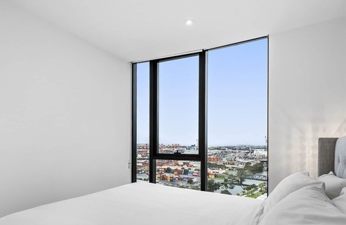 Footscray Apartment | Splendid 2-Bed Apartment with City Views