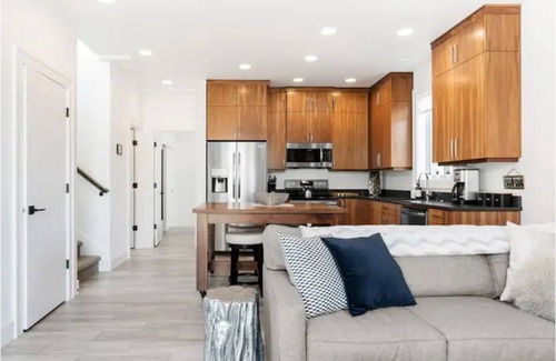 Mississippi District House | Spotless Modern Steps from the Best Shops and Restaurants.