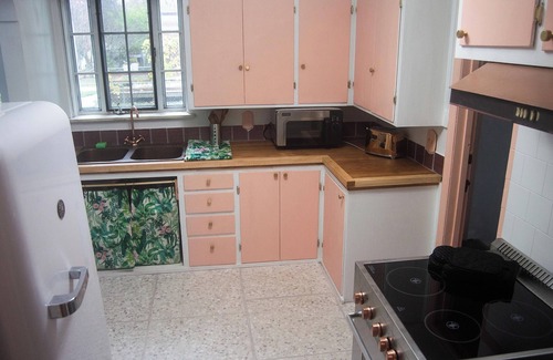 Ottawa Apartment | Spotless, Retro and Newly Remodeled Locale