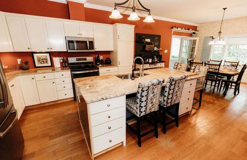Wilmington House | Spring Hiking Minutes to White Face-Hot Tub-Coffee Bar-Parlor Games-Dog Friendly