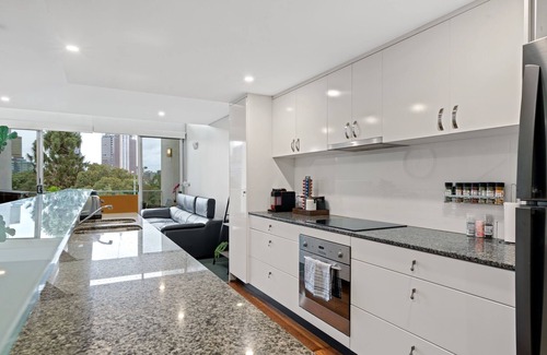 Spring Hill Apartment | Spring Hill 2BR with Pool and Balcony Views